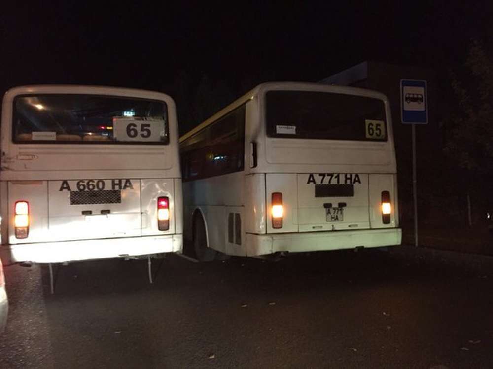 Два автобуса одного маршрута не поделили остановку в Алматы