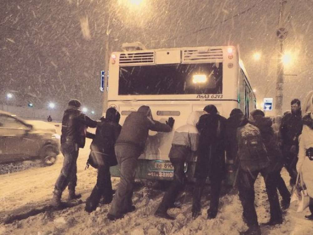 В снегопад челябинцам пришлось толкать автобус и маршрутку