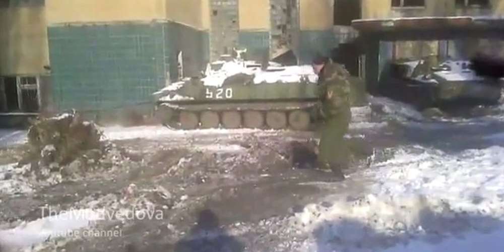 В Донецкой области бронемашина врезалась в многоэтажный дом