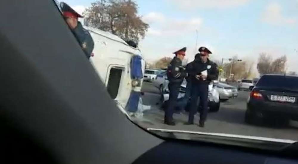Автозак с арестантами попал в ДТП в Павлодаре