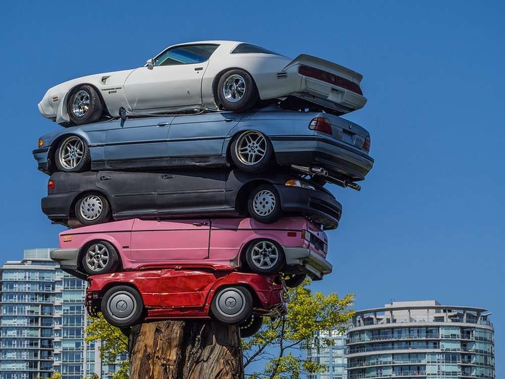 Trans Am Totem: в Канаде появился уникальный тотем из пяти автомобилей