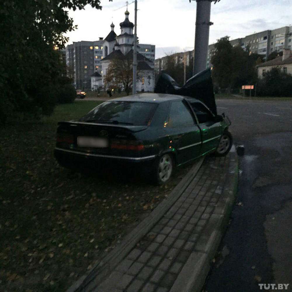 В Минске бесправник на Citroen врезался в столб: пострадали три человека