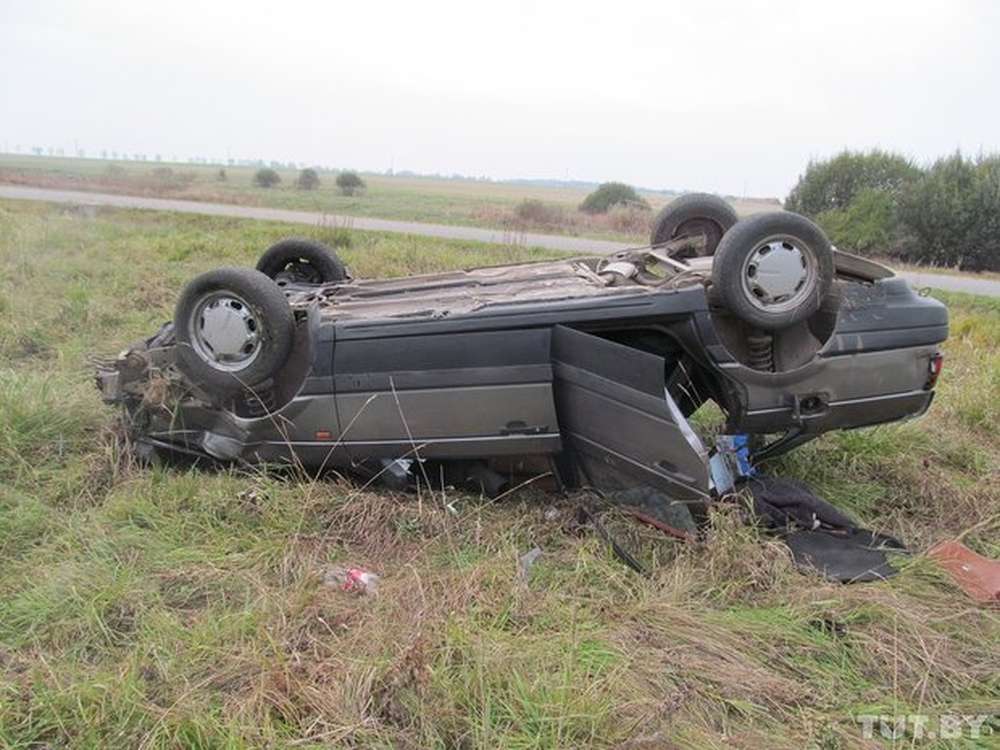 В Клецком районе VW вылетел в кювет и опрокинулся: водитель погиб