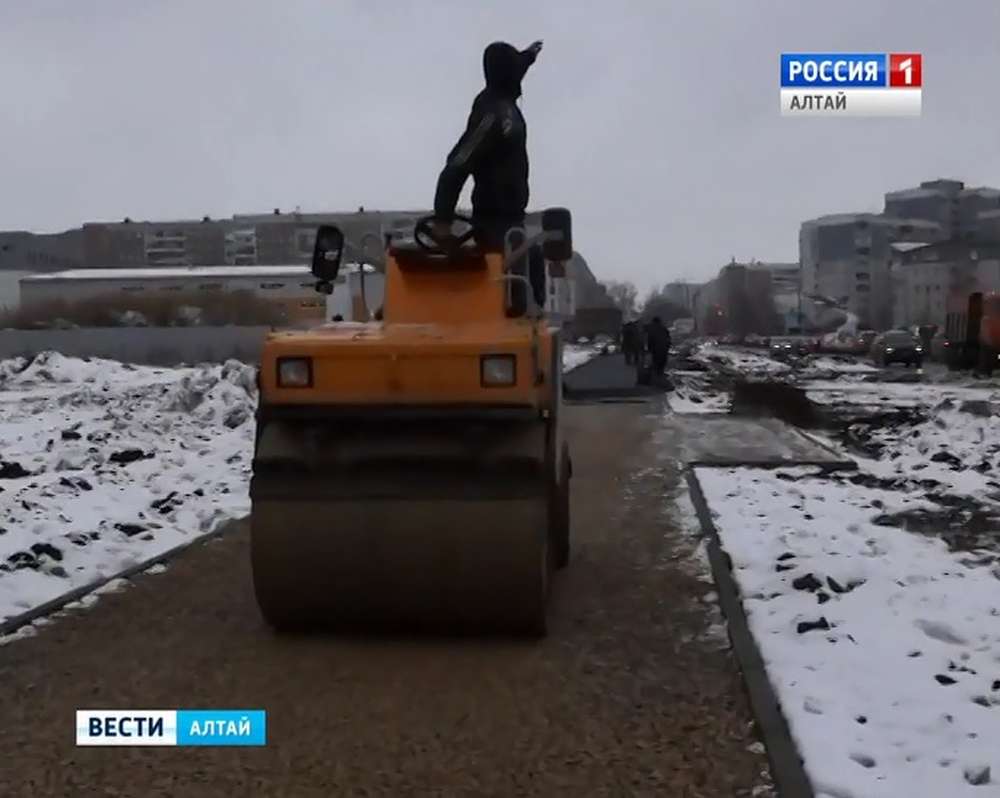 Алтайские дорожники укладывали горячий асфальт в растаявший снег