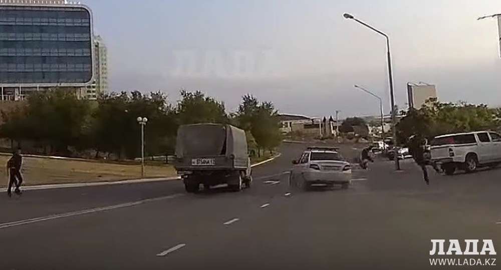В Актау под колеса Daewoo Nexia попала девушка