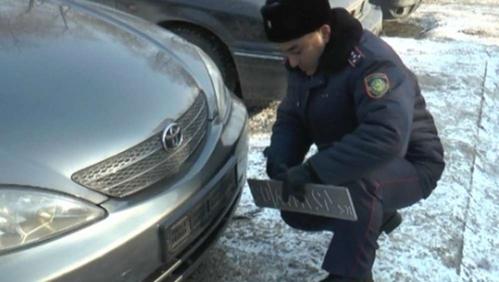 Полиция снимает номера с неправильно припаркованных автомашин в Алматы