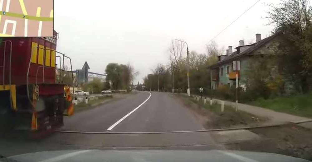 В Подольске джип угодил под колеса тепловоза