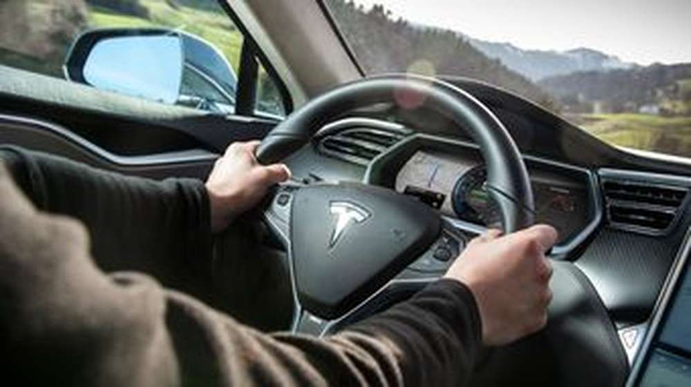 Автопилот Tesla опасен: он может неожиданно увести на встречную полосу