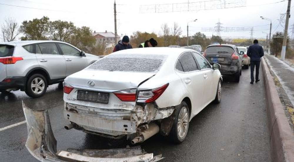 В Актобе 7 автомобилей столкнулись из-за гололеда