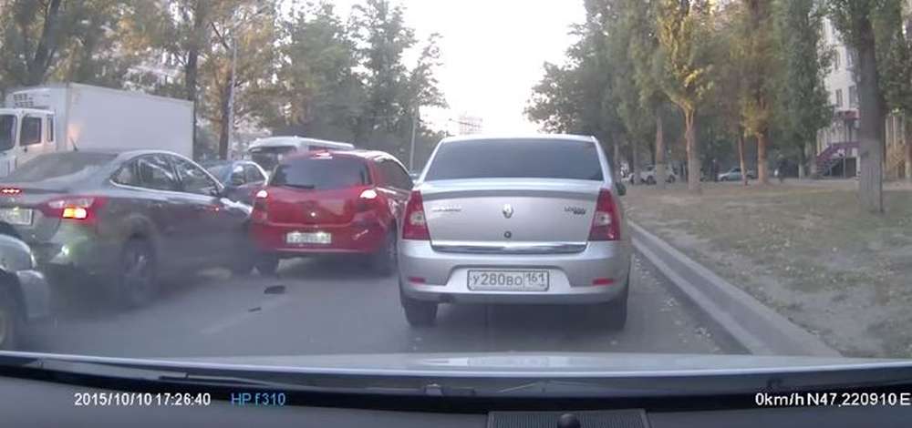 Смех и грех: голубь спровоцировал тройное ДТП