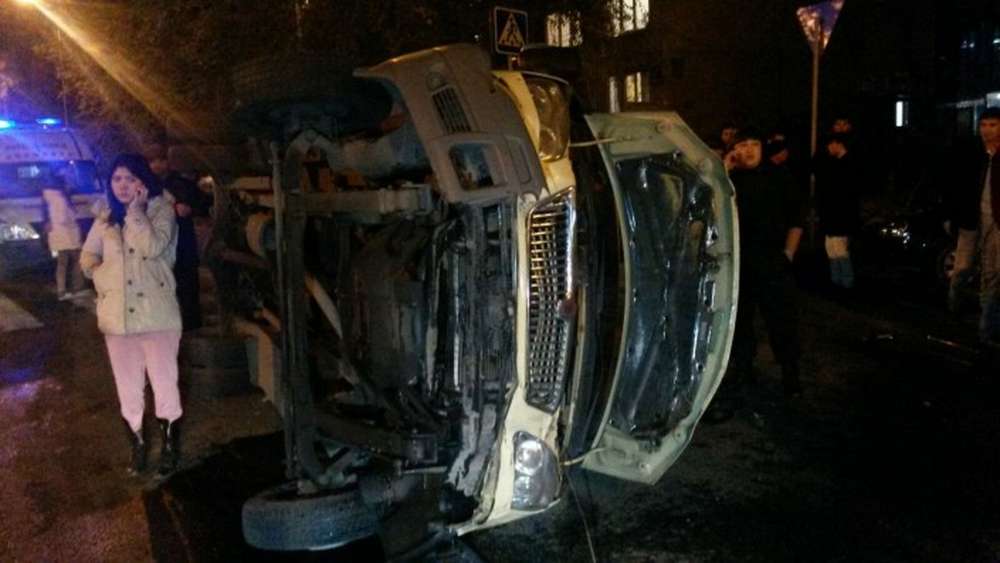 Крупное ДТП между инкассаторским и легковым авто произошло в Алматы