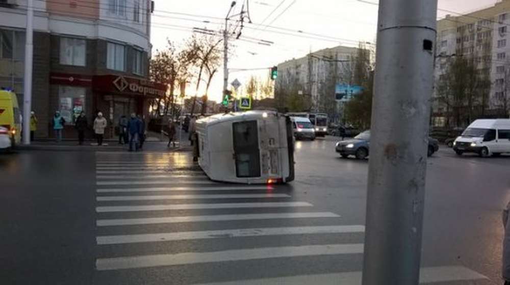 В Уфе перевернулся микроавтобус с детьми