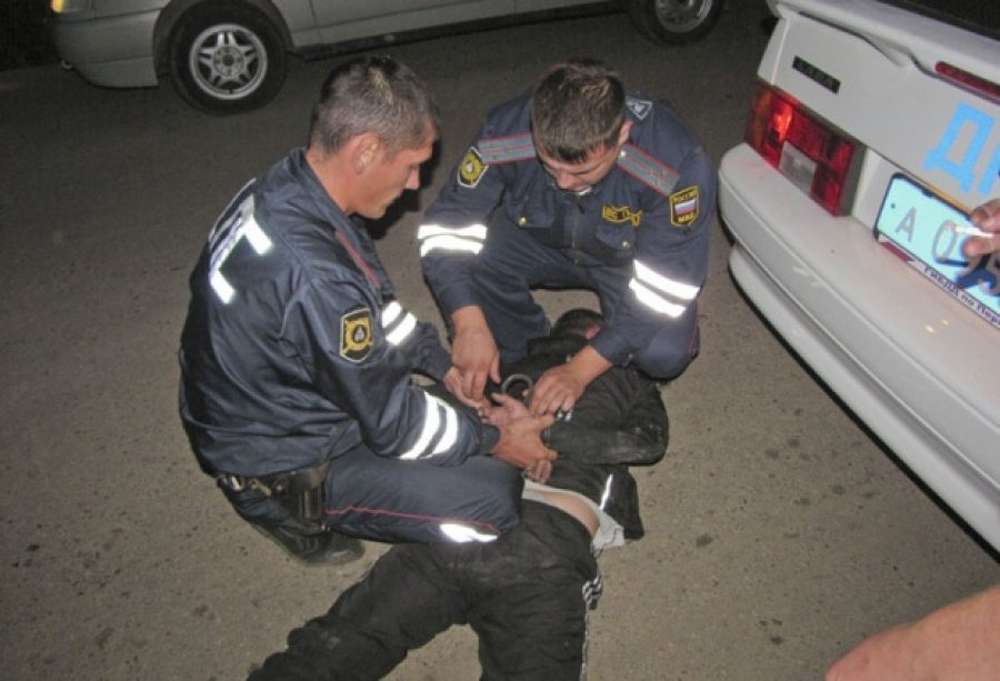 В Москве полицейские сломали руку пьяному лихачу