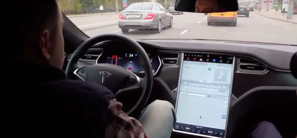 В столице России впервые протестировали Tesla Model S с системой автоматического пилотирования