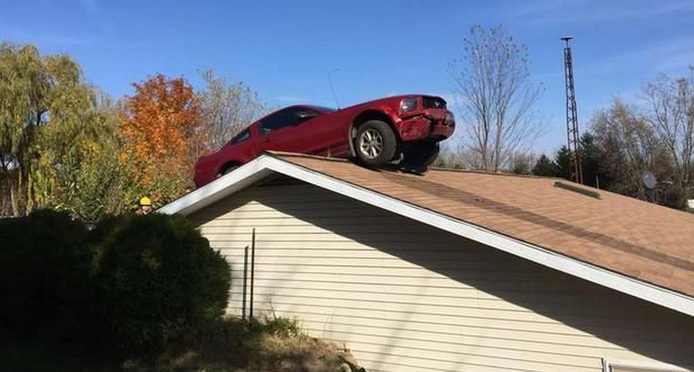 В США водитель "припарковал" Ford Mustang на крыше дома