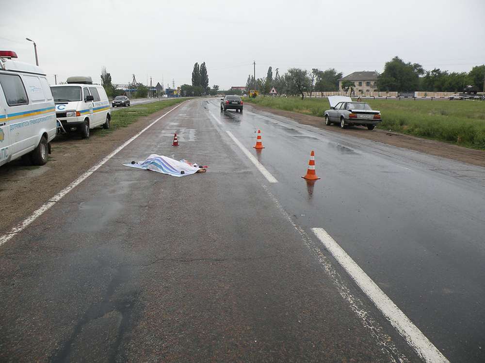 На Сумщине пьяный водитель сбил трех пешеходов и скрылся - двое парней погибли