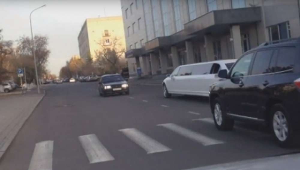 В Павлодаре оштрафован второй водитель, ездивший задом наперед