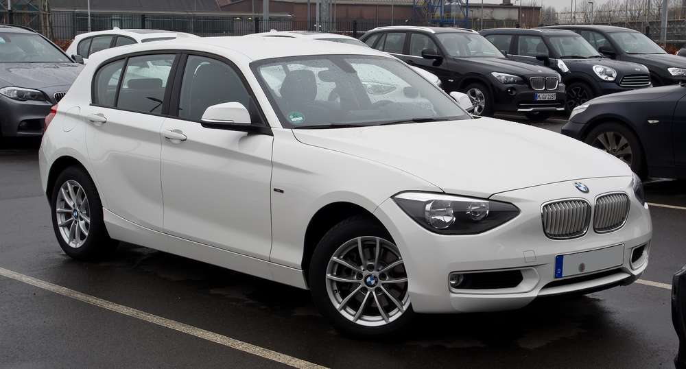 Переднеприводный седан BMW 1-Series замечен на дорогах Поднебесной