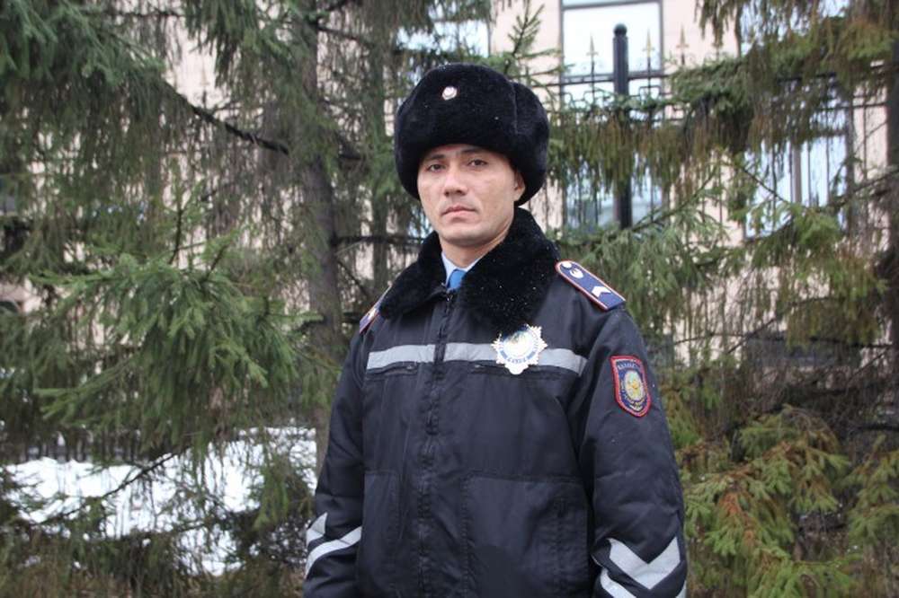 Пьяный водитель на скорости протащил полицейского в Астане