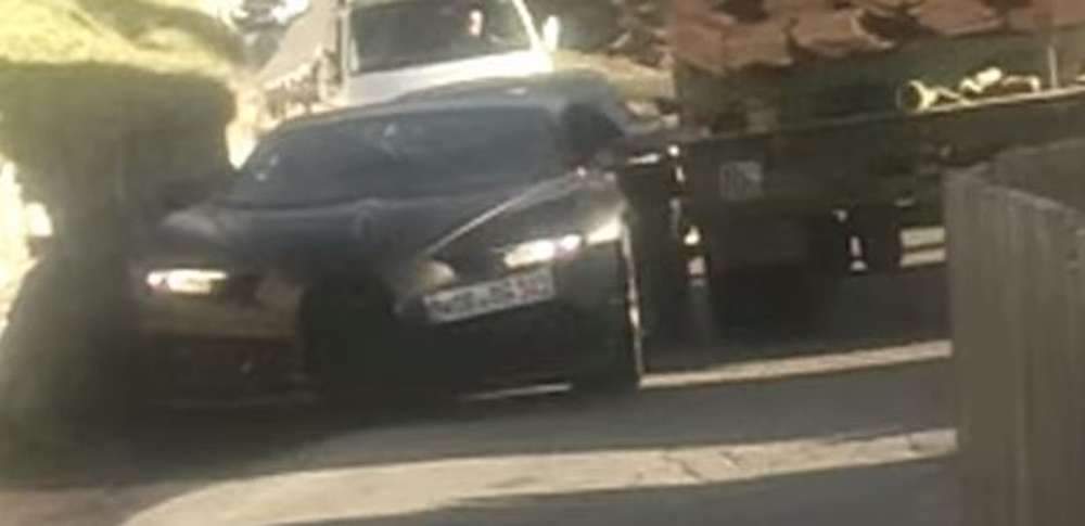 Секретный Bugatti протискивается между грузовиком и скалой