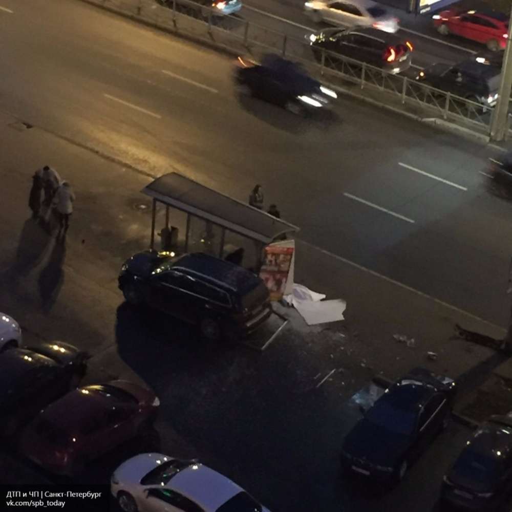 Автомобиль врезался в остановку и сбил двух человек