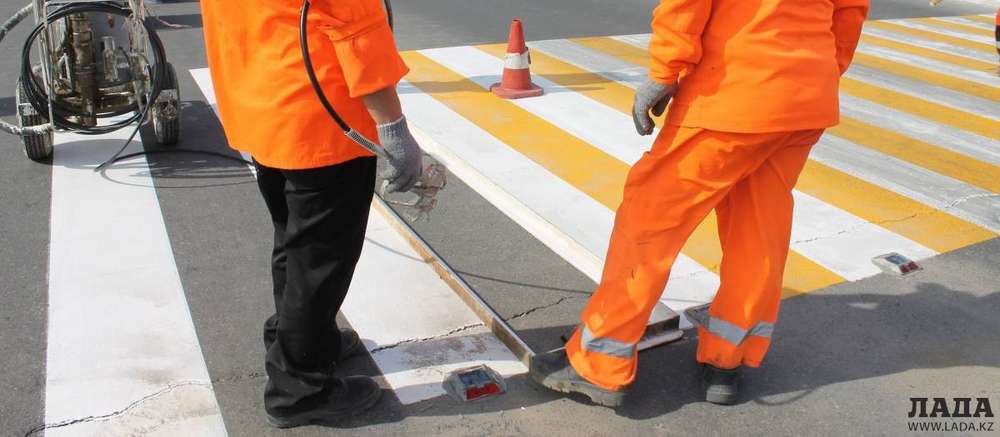 нанесение дорожной разметки краской. дорожный рабочий. дорожный рабочий разметка. нанесение термопластика дорожной разметки. нанесение дорожной разметки.