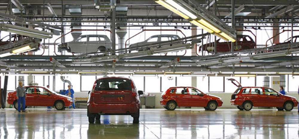 АвтоВАЗ на месяц остановит конвейер
