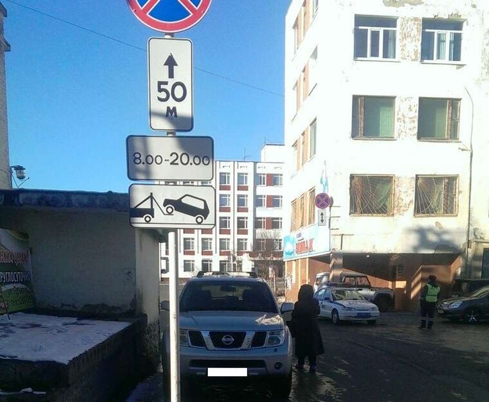 Магаданские автоинспекторы продолжают выявлять нарушителей правил парковки