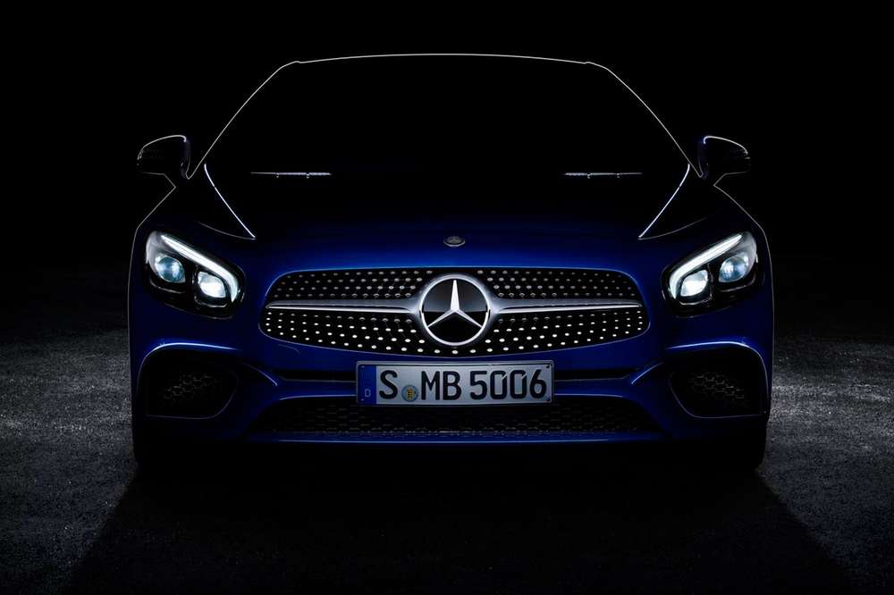 Mercedes опубликовал первое изображение обновленного родстера SL