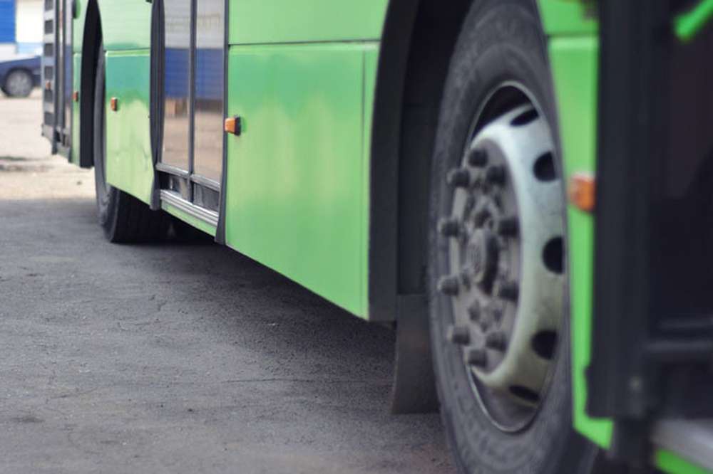В Минске на остановке 60-летний мужчина попал под колеса автобуса