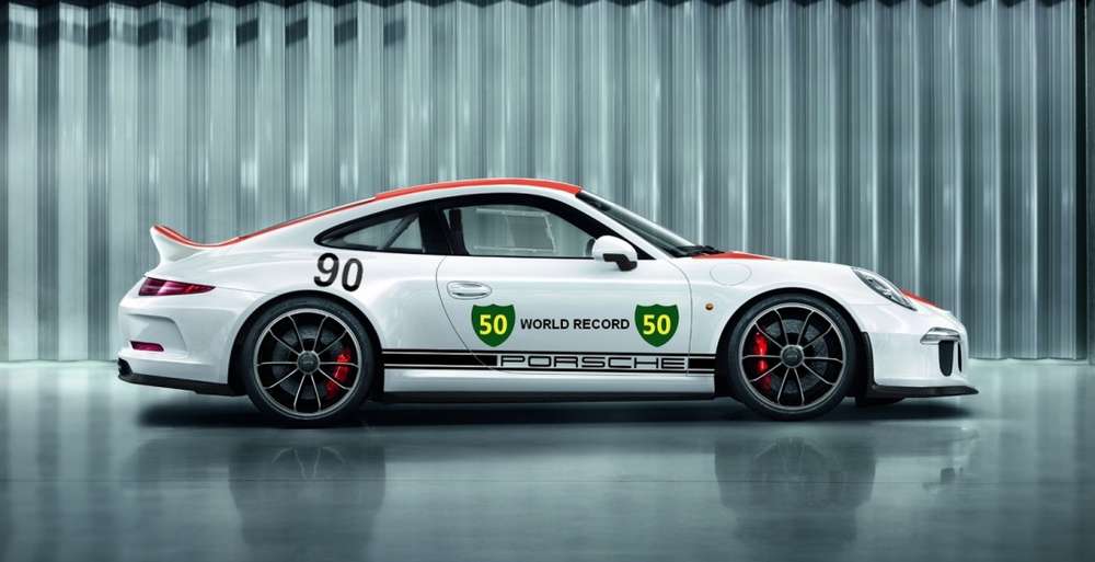 Опубликованы рендерные изображения юбилейной версии спорткара Porsche 911 R