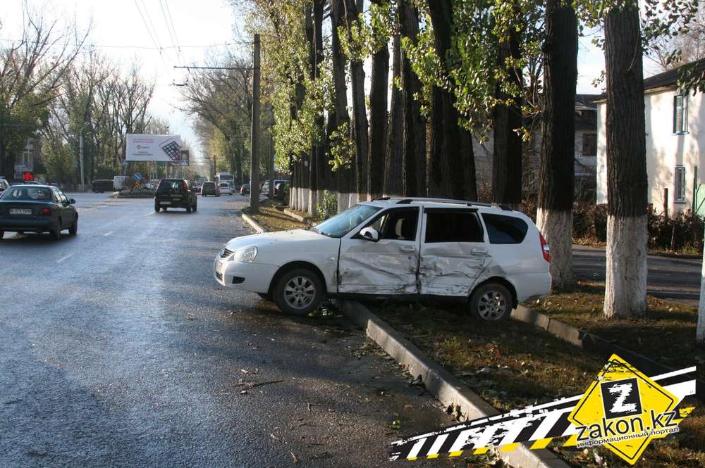 Тройное ДТП в Алматы: пострадали четыре человека