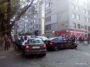 В центре Минска на аварийном перекрестке столкнулись три автомобиля