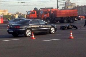 Автомобиль чиновника сбил мотоциклиста