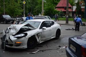 ДТП в Киеве: на Большой Окружной россиянин уничтожил Porsche Panamera об столб