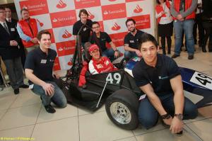 Феттель побывал в немецком филиале банка Santander