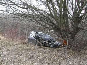 В Винницкой области парень похитил Nissan Almera и врезался на нем в дерево