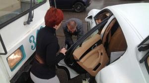 В Новокузнецке трамвай протаранил Porsche Panamera