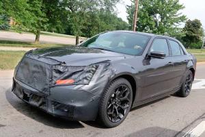Опубликованы первые шпионские снимки фэйслифтингового Chrysler 300 2015