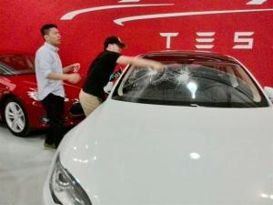 В Китае разбили электрокар Tesla: покупатель выместил ярость на машине