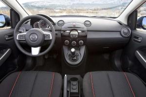 В интернете появились фотографии салона новой Mazda2