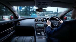 Лобовое стекло автомобилей станет огромным экраном