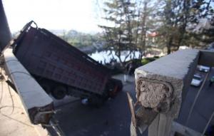 Водитель чудом остался в живых после падения грузовика с моста 