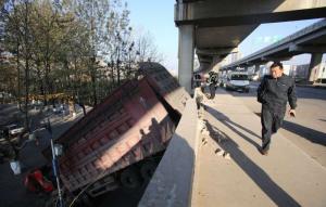 Водитель чудом остался в живых после падения грузовика с моста 