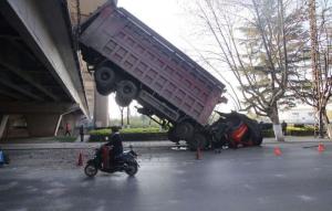 Водитель чудом остался в живых после падения грузовика с моста 
