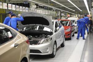 Производство автомобилей в России снизилось почти на 40%