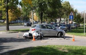 В Минске мотоцикл врезался в поворачивавшую Peugeot
