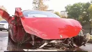 В центре Москвы водитель на Ferrari протаранил три автомобиля