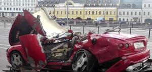 У Кремля спорткар Jaguar врезался в автобус