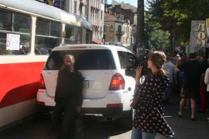 Святой отец помешал водителю джипа покинуть место нарушения ПДД